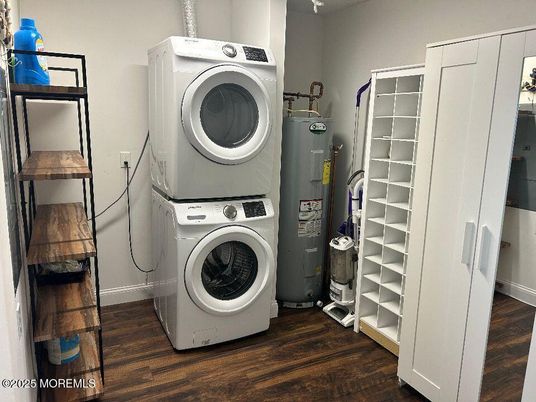 Interior, Utility Closets, Washer, Wood Texture Flooring