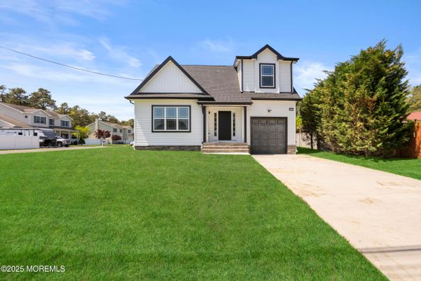 Attached, Exterior, Facade, Farmhouse