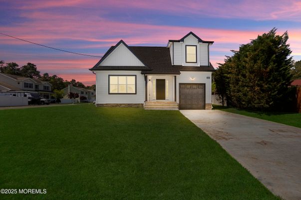 Attached, Exterior, Facade, Farmhouse