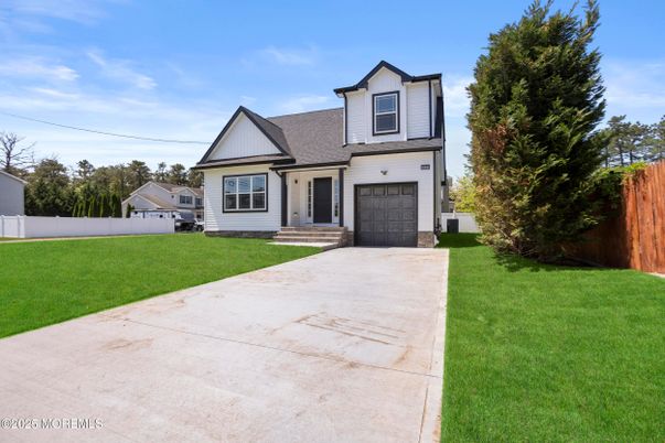 Attached, Exterior, Facade, Farmhouse