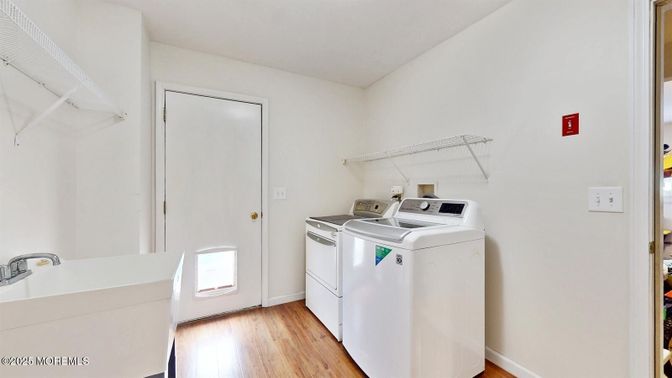 Interior, Washer, Wood Texture Flooring