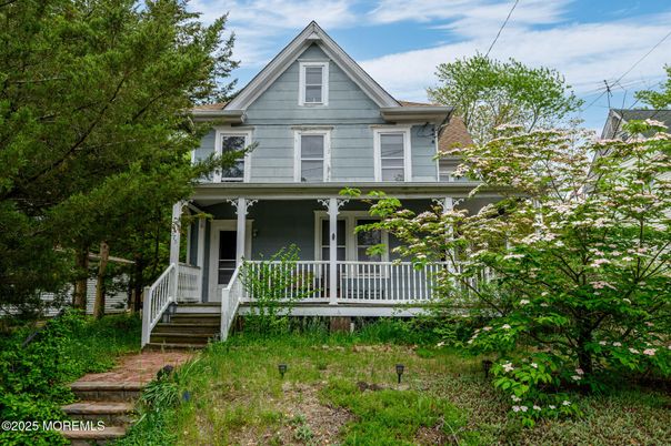 Exterior, Facade, Queen Anne Victorian