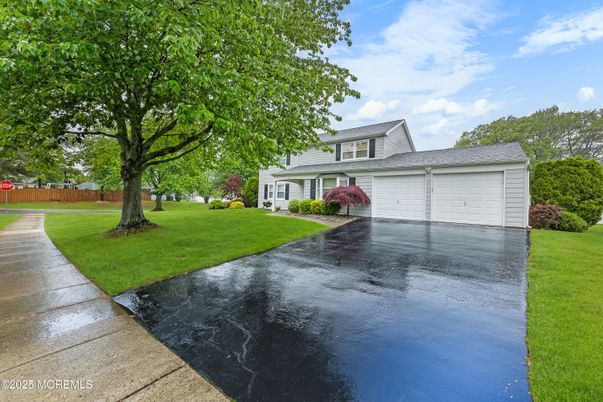 Attached, Exterior, Facade, Cape Cod