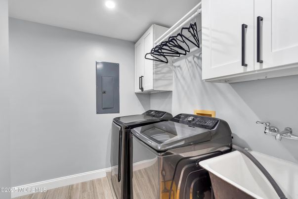 Interior, Recessed Lighting, Washer, Wood Texture Flooring