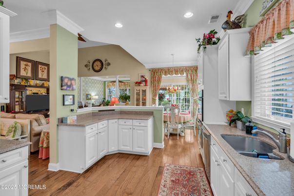 Chandelier, Dining room, Interior, Kitchen, Pendant Lights, Recessed Lighting, Wood Texture Flooring