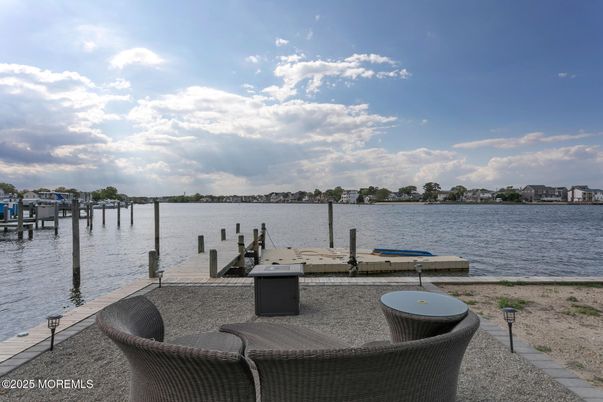 Exterior, Lake