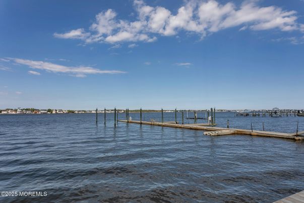 Exterior, Lake