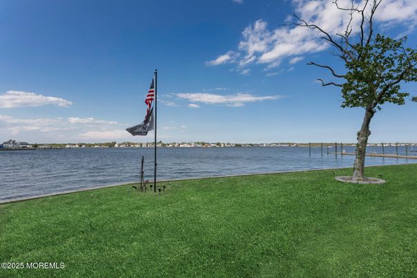 Exterior, Lake