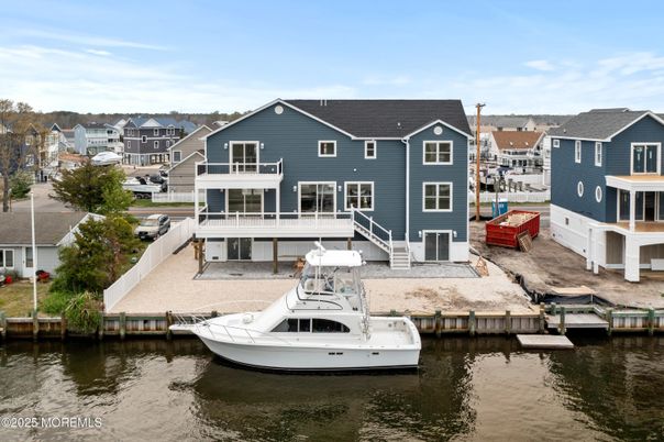 Exterior, Lake
