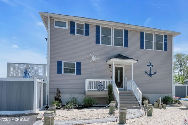 Exterior, Facade, Raised Ranch