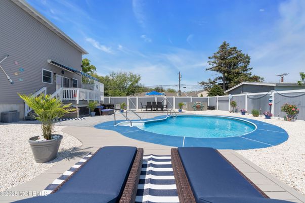 Exterior, Pool