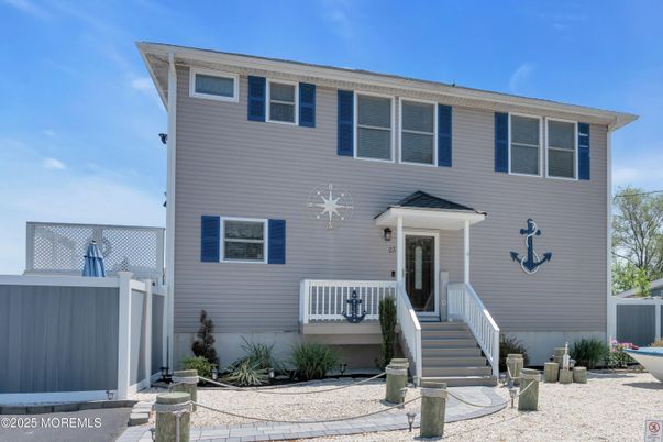 Exterior, Facade, Raised Ranch