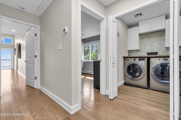 Interior, Recessed Lighting, Washer, Wood Texture Flooring