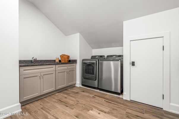 Interior, Washer, Wood Texture Flooring