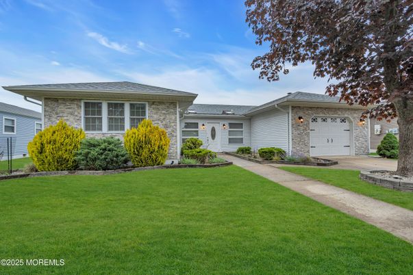 Attached, Exterior, Facade, Ranch