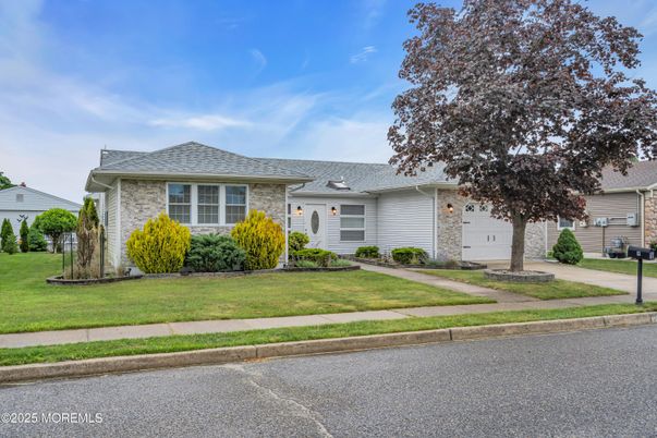 Attached, Exterior, Facade, Ranch