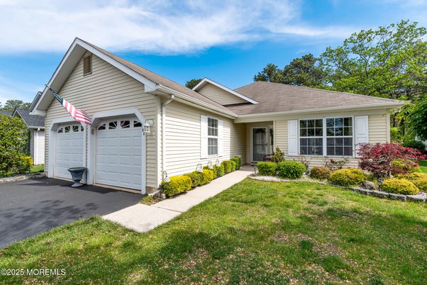 Attached, Exterior, Facade, Ranch