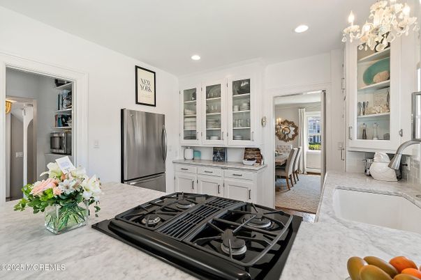 Chandelier, Dining room, Interior, Kitchen, Recessed Lighting, Stainless Steel Appliances