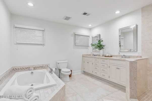 Bathroom, Dual Sink Vanities, Interior, Recessed Lighting