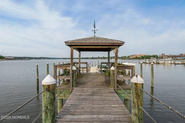 Exterior, Lake