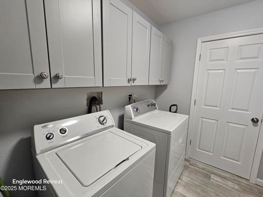 Interior, Washer, Wood Texture Flooring