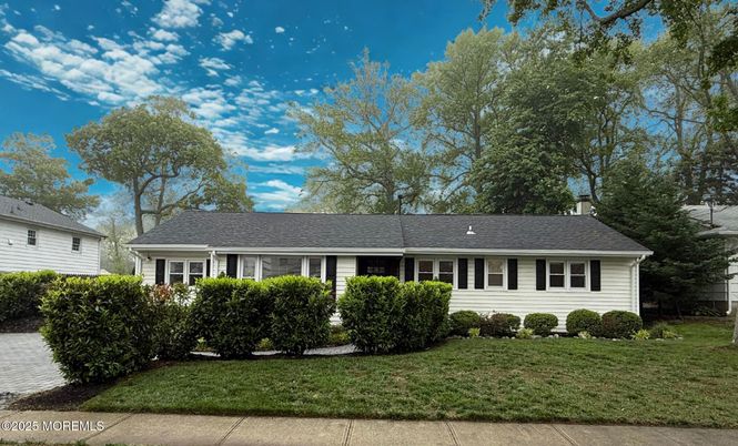 Exterior, Facade, Cape Cod