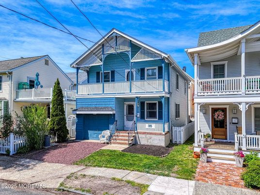 Attached, Exterior, Facade, Queen Anne Victorian