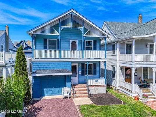 Attached, Exterior, Facade, Queen Anne Victorian