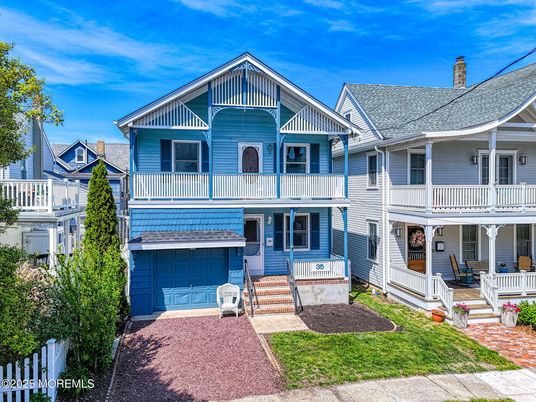 Attached, Exterior, Facade, Queen Anne Victorian