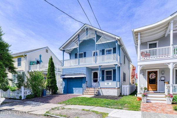 Attached, Exterior, Facade, Queen Anne Victorian