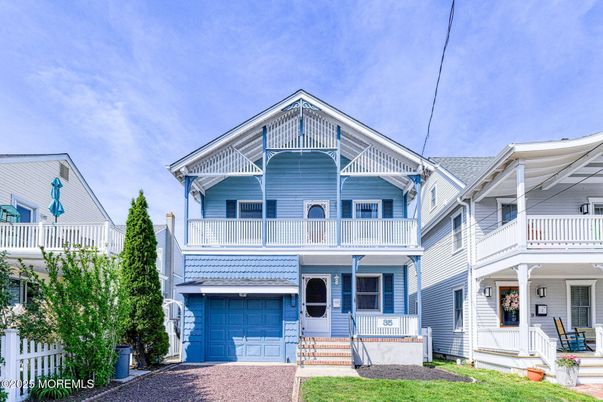 Attached, Exterior, Facade, Queen Anne Victorian
