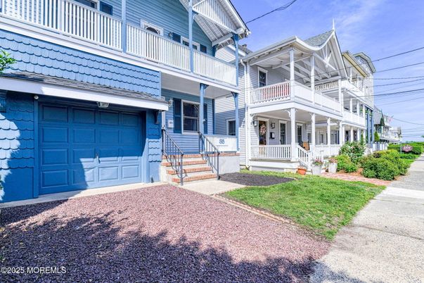 Attached, Exterior, Facade, Queen Anne Victorian