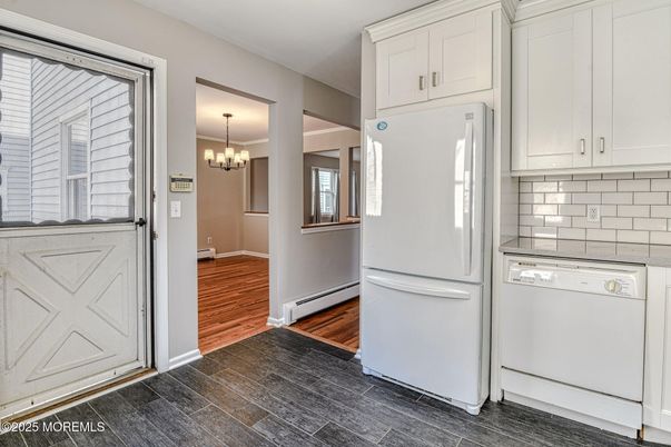 Chandelier, Interior, Kitchen, Washer, Wood Texture Flooring