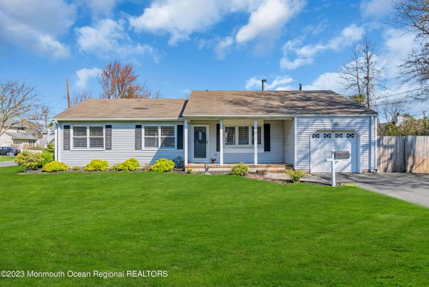Attached, Exterior, Facade, Ranch