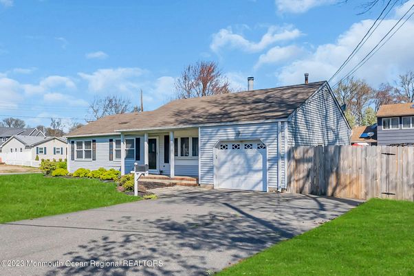 Attached, Exterior, Facade, Cape Cod