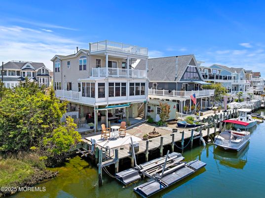 Exterior, Lake