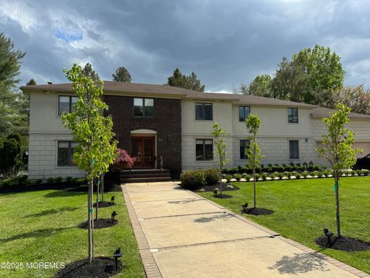 Exterior, Facade, Split Level