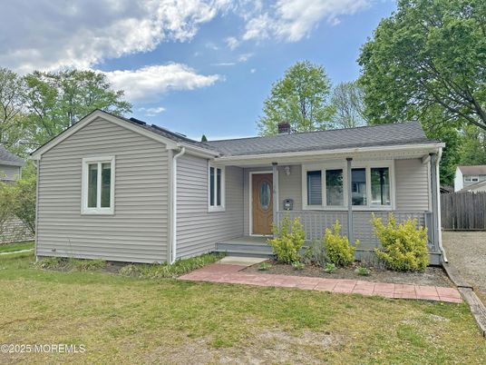 Exterior, Facade, Ranch