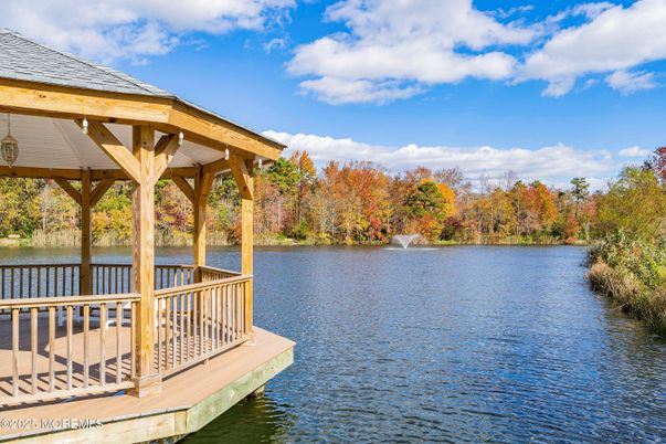 Exterior, Lake