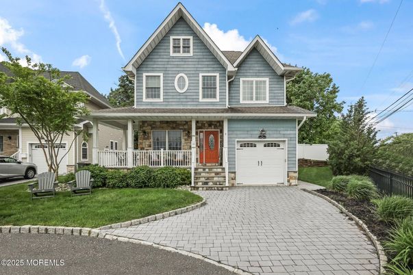 Attached, Exterior, Facade, Queen Anne Victorian