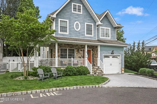 Attached, Exterior, Facade, Queen Anne Victorian