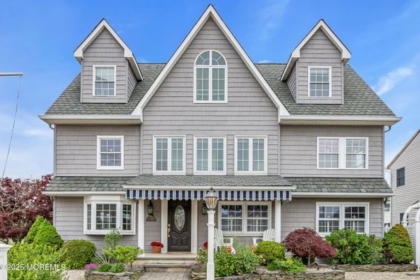 Exterior, Facade, Queen Anne Victorian