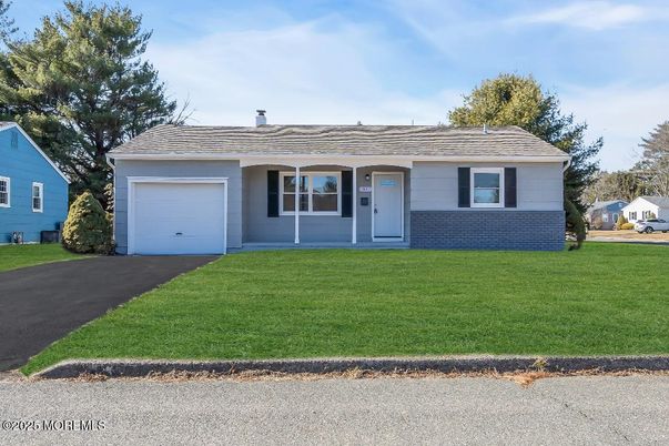 Attached, Exterior, Facade, Ranch