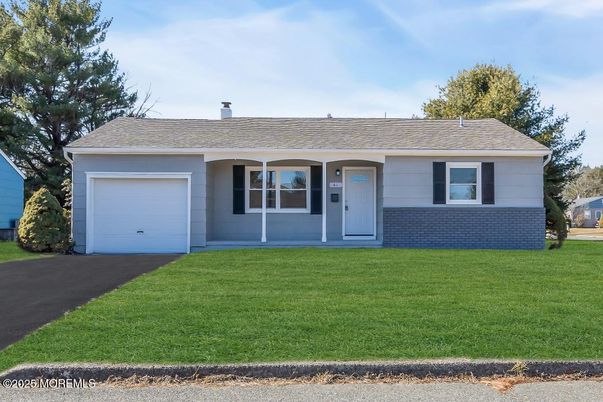 Attached, Exterior, Facade, Ranch
