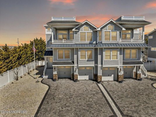 Attached, Exterior, Facade, Rowhouse