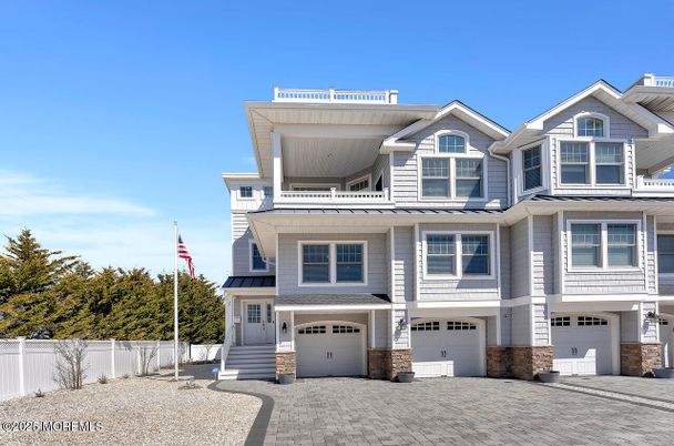 Attached, Exterior, Facade, Rowhouse