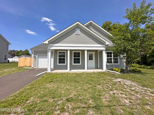 Attached, Exterior, Facade, American Craftsman