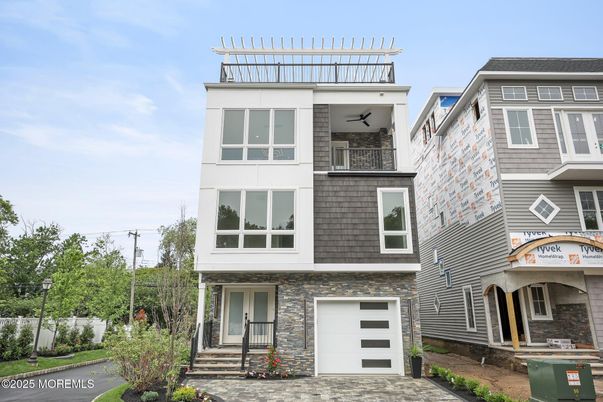 Attached, Exterior, Facade, Rowhouse