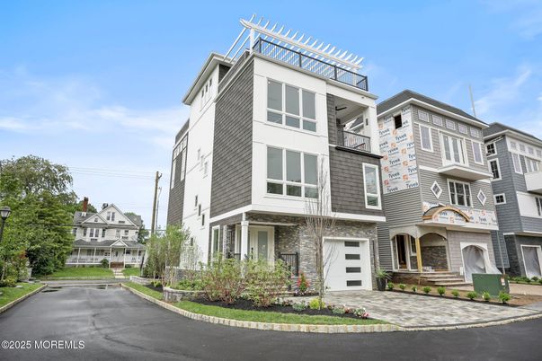 Attached, Exterior, Facade, Rowhouse
