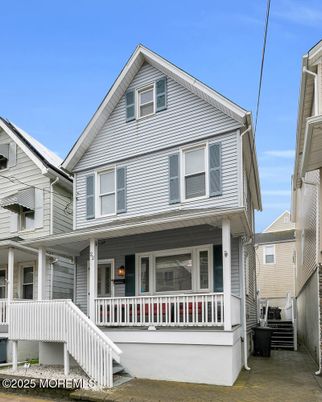 Exterior, Facade, Queen Anne Victorian
